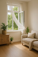 Ambielectric Plus Magic Neutralizer in een frisse woonkamer met open raam en natuurlijke lichtinval. Ideaal voor geurcontrole in huis.
